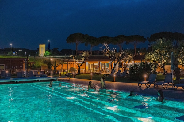 Alberca al aire libre por temporada y sombrillas en la alberca