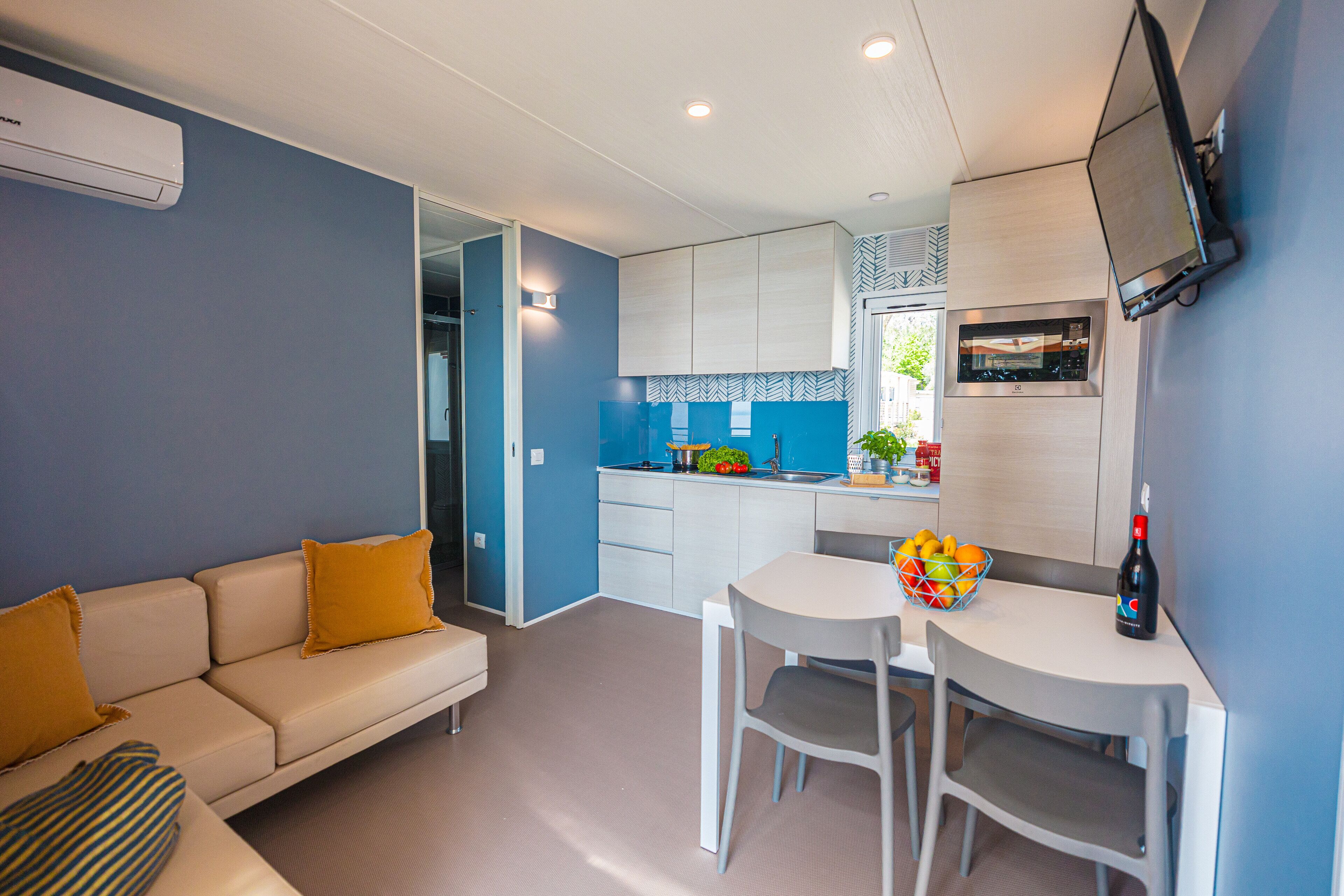 Mobile Superior-Unterkunft | Wohnbereich | 32-Zoll-Smart-TV mit Digitalempfang