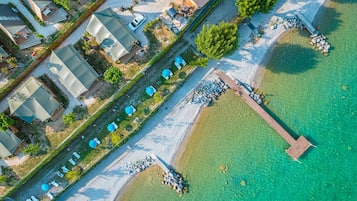 Am Strand, Liegestühle, Sonnenschirme, Strandbar
