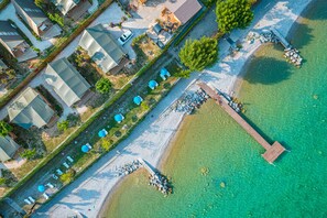 Sur la plage, sable noir, chaise longue, parasol