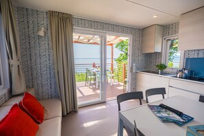 Maison mobile Junior, 2 chambres, salle de bain attenante, vue sur le lac | Aire de séjour | Téléviseur connecté de 32 po avec télévision numérique