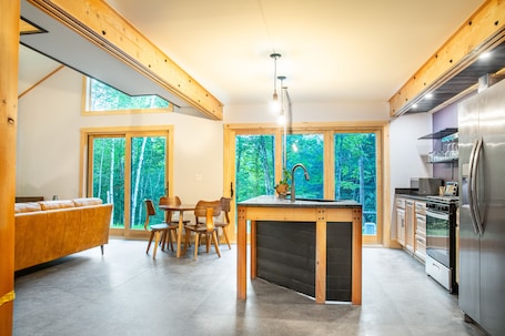 Fridge, microwave, oven, stovetop. Magnificent any time of year