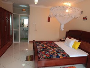 Comfort-Doppelzimmer | Individuell dekoriert, Schreibtisch, laptopgeeigneter Arbeitsplatz