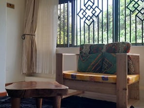 Basic-Doppel- oder -Zweibettzimmer | Individuell dekoriert, Schreibtisch, laptopgeeigneter Arbeitsplatz