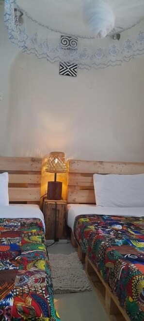 Decoración personalizada, escritorio y espacio para trabajar con laptop 