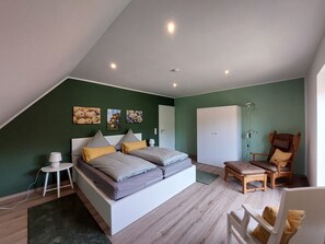 2 Schlafzimmer, Reisekinderbett, kostenloses WLAN, Bettwäsche