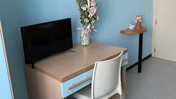 Ropa de cama de alta calidad y caja de seguridad en la habitación