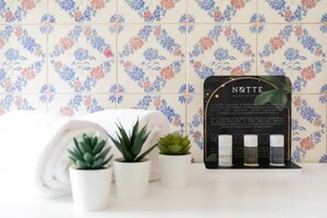 Haartrockner, Bidet, Handtücher, Seife