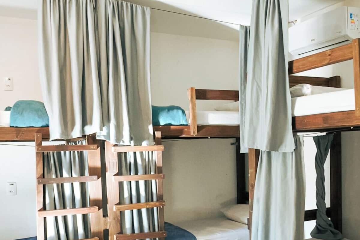 Quarto com beliche, cama e aquecedor.