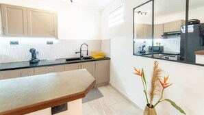 Una cocina moderna con una isla grande, un fregadero y un espejo.
