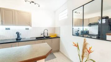 Réfrigérateur, micro-ondes, four, plaque de cuisson