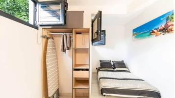 2 quartos, escrivaninha, ferros/tĂĄbuas de passar roupa