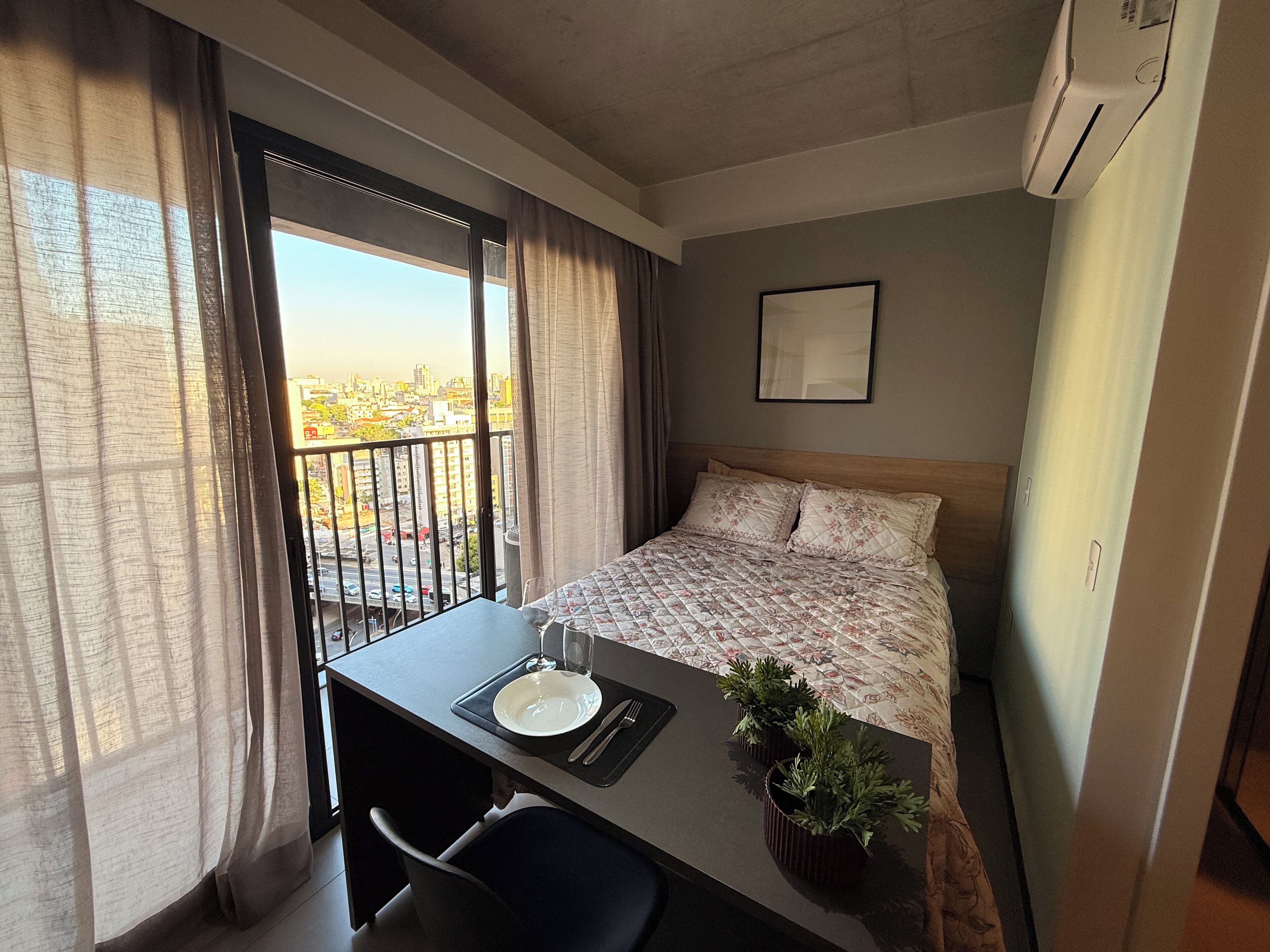 Standard Studio (635456) | Desk, bed sheets