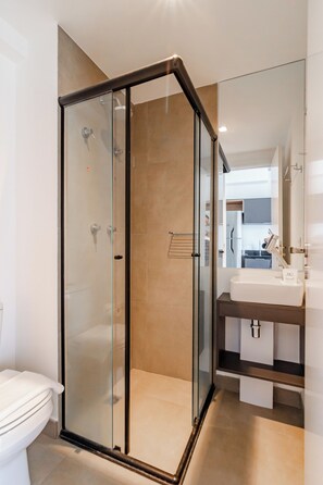 Standard Studio (639855 ) | Bathroom | Shower, rainfall showerhead, towels, soap - 360 VN Ueno by housi (São Paulo)