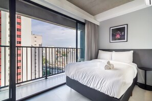 デスク、ベッドシーツ