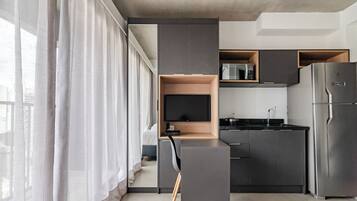 Studio Standar (639855 ) | Dapur pribadi | Microwave, kompor, mesin espresso, dan peralatan masak/sendok-piring
