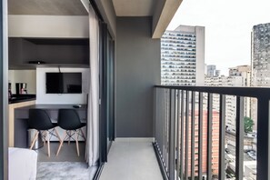 Balcony - 360 VN Ueno by housi (São Paulo)