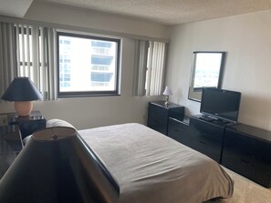 1 bedroom, free WiFi, bed sheets - Great Location, Clean and Large 1 bed, on the Boardwalk, Pool, Beach, Jacuzzi,  (Atlantic City)