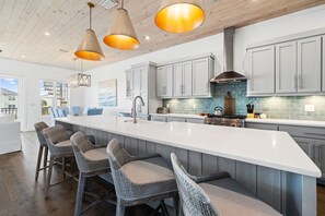 House, 4 Bedrooms | Private kitchen | Fridge, oven, coffee/tea maker, toaster