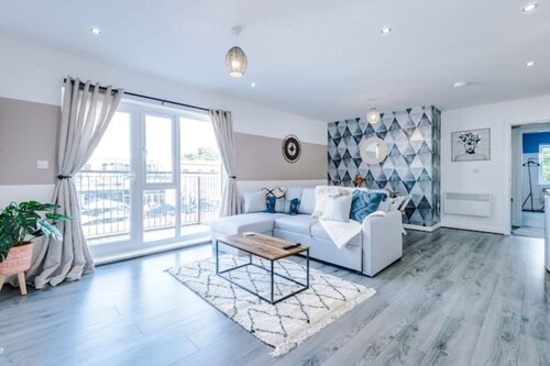 Lovely 2 Bed Apartment -Ideal 4 Leisure & Business Travellers