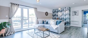 Lovely 2 Bed Apartment -Ideal 4 Leisure & Business Travellers