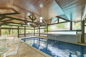 Una piscina cubierta, una piscina al aire libre