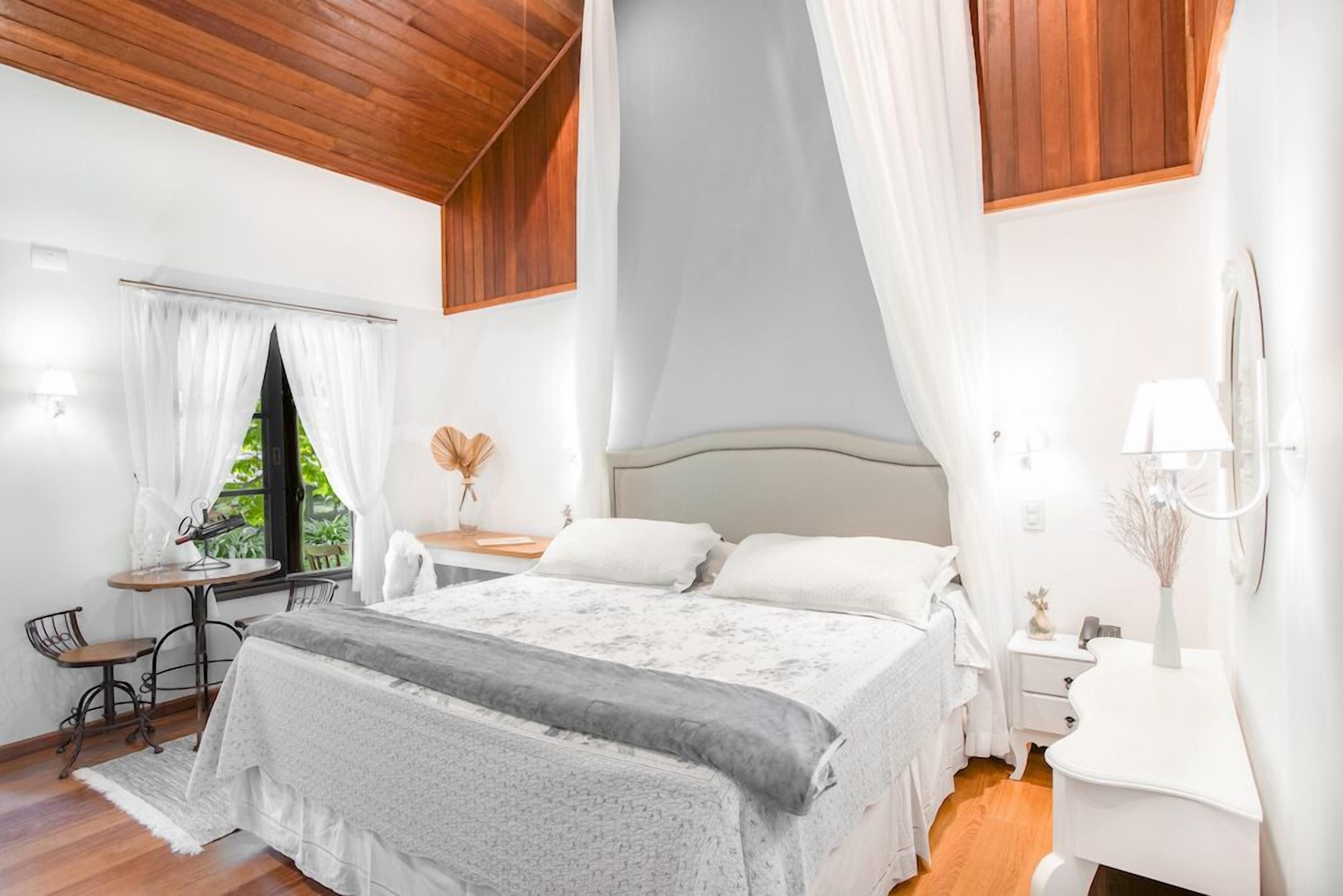 Deluxe Chalet | Egyptian cotton sheets, premium bedding, minibar, in-room safe