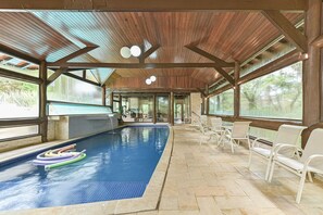 Indoor pool, outdoor pool - Pousada Cantos e Contos (Camanducaia)