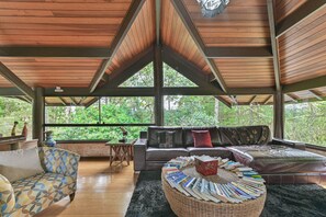 42-inch Smart TV with digital channels, TV, Netflix - Pousada Cantos e Contos (Camanducaia)