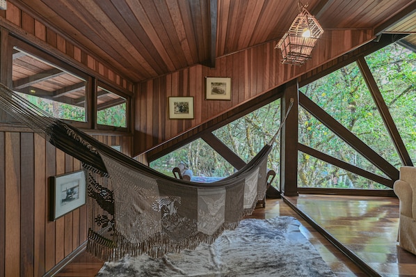 42-inch Smart TV with digital channels, TV, Netflix - Pousada Cantos e Contos (Camanducaia)