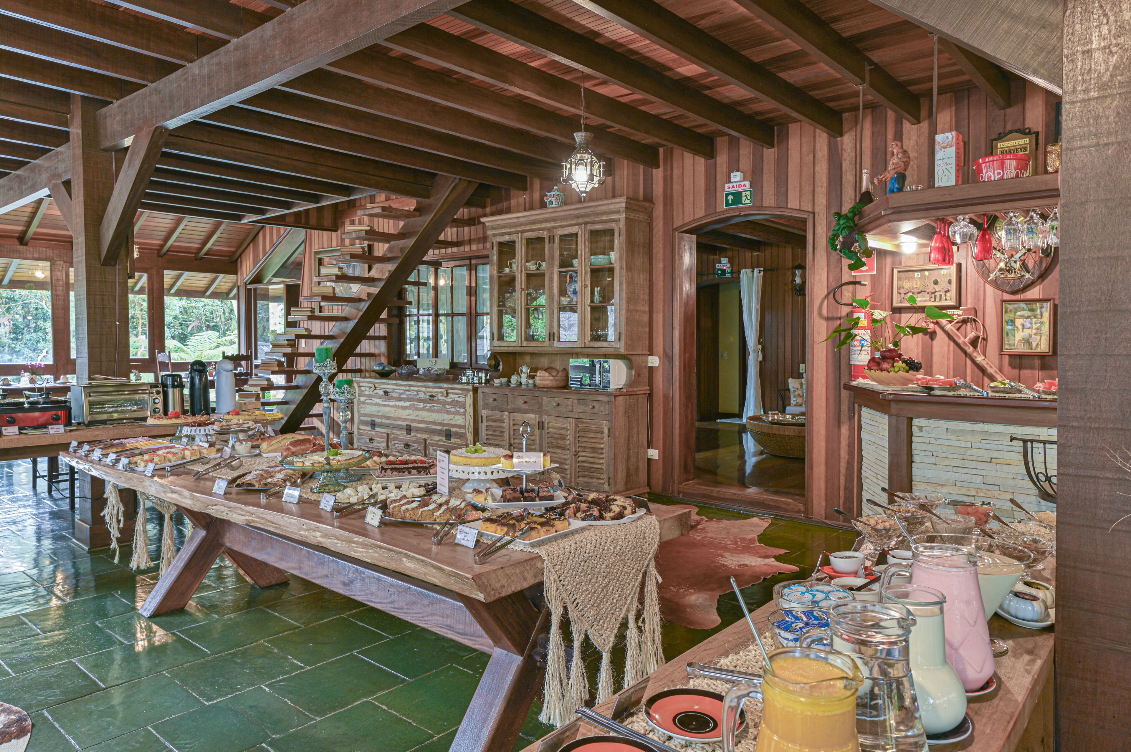 Buffet com diversos alimentos e seleção de bebidas.