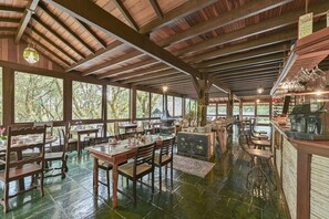 Café da manhã com buffet grátis todos os dias