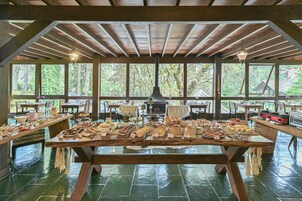 Free daily buffet breakfast