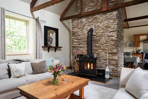 Fernseher, Tischtennisplatte, Stereoanlage