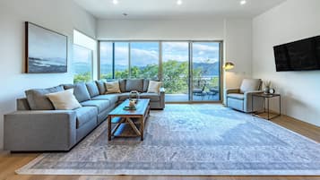 House, 5 Bedrooms | Living area