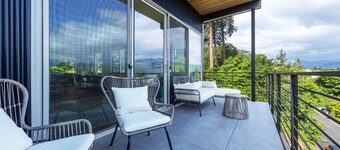 Sherman Retreat 5 Bedroom Townhouse by RedAwning