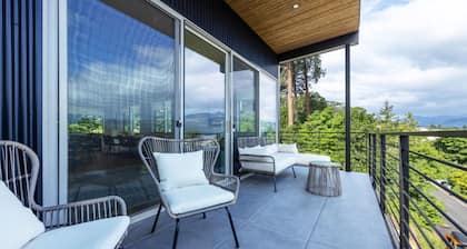 Sherman Retreat 5 Bedroom Townhouse by RedAwning