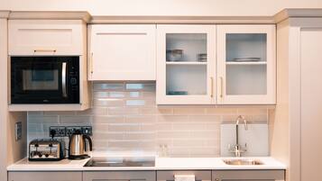 Heritage Suite | Area soggiorno | TV LED 55 pollici con canali satellitari, lettore DVD
