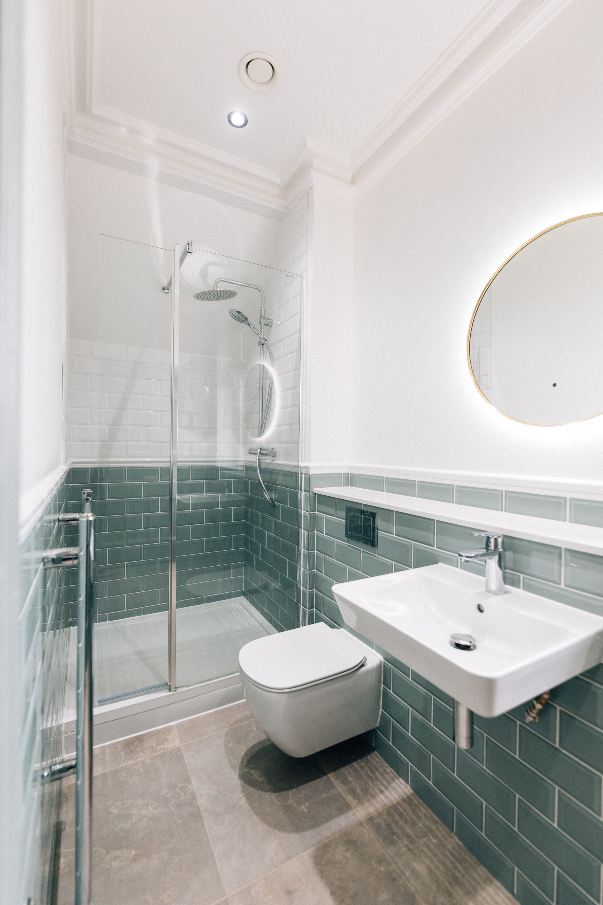 Ducha, cabezal de ducha tipo lluvia, secador de pelo, toallas