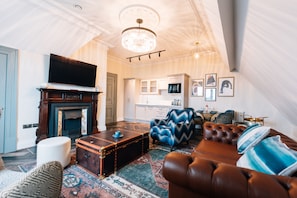 The Penthouse | Zona de estar | Televisión LED de 55 pulgadas con canales por satélite