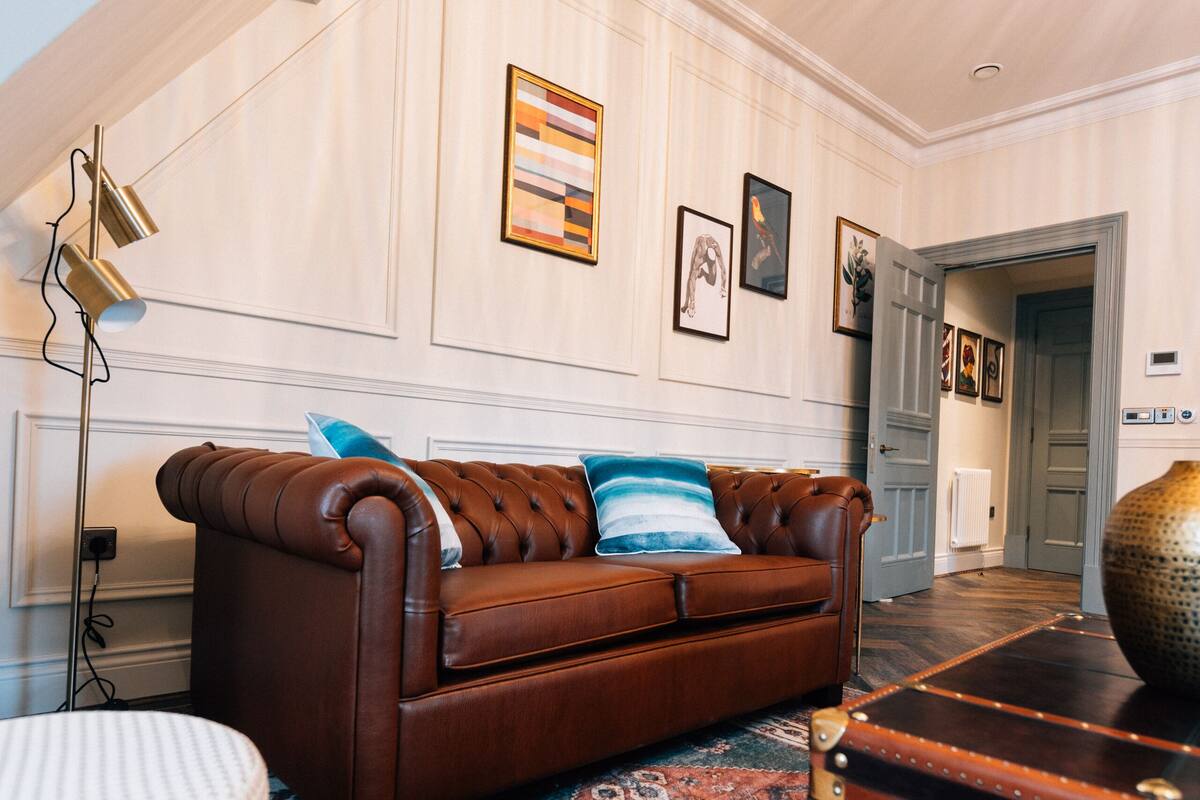 The Loft | منطقة المعيشة | تلفزيون إل إي دي بحجم 55-بوصة يعرض قنوات فضائية، مشغل دي في دي