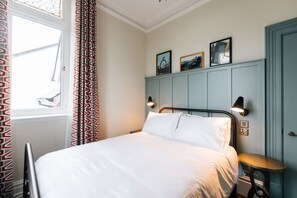 Grand Suite | 起居区 | 55-英寸LED 电视 （配备卫星频道）、DVD 播放器