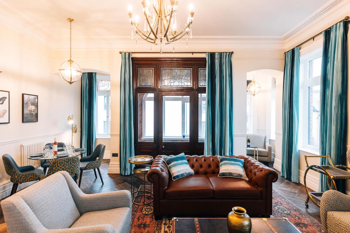 Grand Suite | منطقة المعيشة | تلفزيون إل إي دي بحجم 55-بوصة يعرض قنوات فضائية، مشغل دي في دي