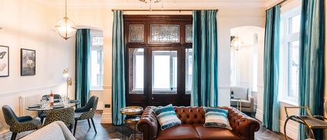 Grand Suite | Oleskelualue | 55–tuumainen LED-televisio, jossa satelliittikanavat