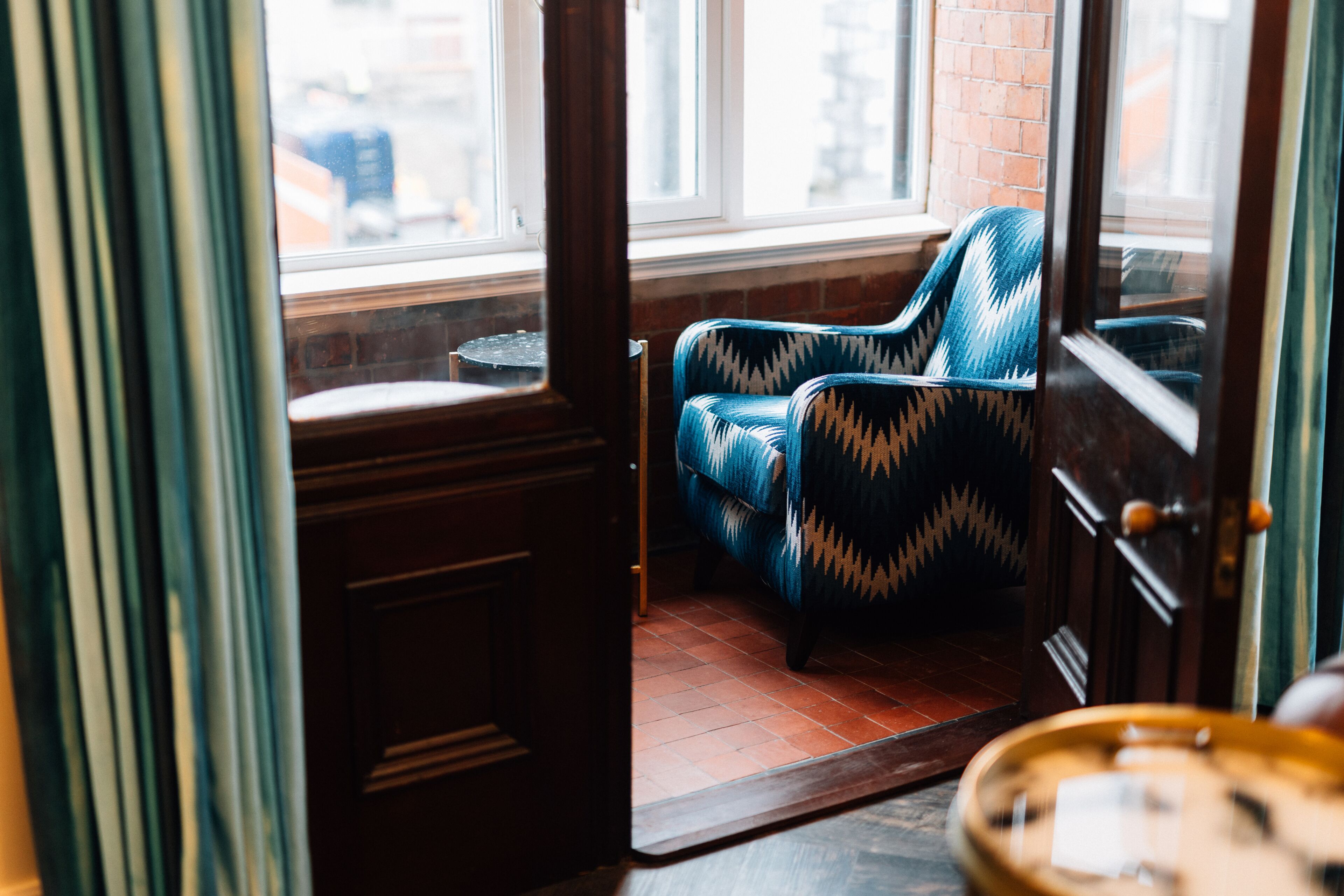 Grand Suite | 起居区 | 55-英寸LED 电视 （配备卫星频道）、DVD 播放器