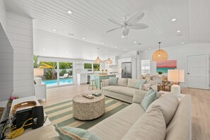 Smart TV, stereo, offices - Close to Gulf Beaches, with Pool! -Serenity at Bay Palms (Holmes Beach)