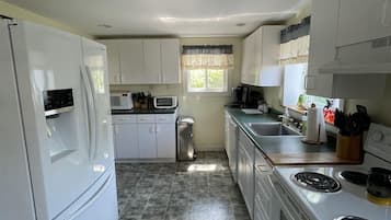 Villa, 5 Bedrooms | Private kitchen | Oven, coffee/tea maker, toaster