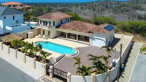 Exterior - Stunning 4BR Pool Villa w Patio near Palm Beach (Noord)