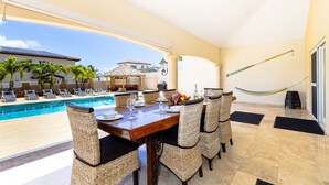 Outdoor dining - Stunning 4BR Pool Villa w Patio near Palm Beach (Noord)