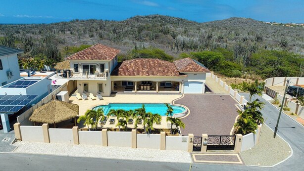 Exterior - Stunning 4BR Pool Villa w Patio near Palm Beach (Noord)